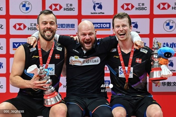 Ganda putra Denmark, Kim Astrup (kanan)/Anders Skaarup Rasmussen, berpose dengan pelatih mereka Thomas Stavngaard, setelah menjuarai BWF World Tour Finals 2024 di Hangzhou Olympic Sports Centre Gymnasium, Hangzhou, China, Minggu (15/12/2024).