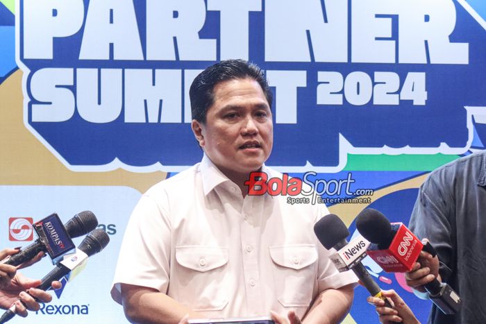 Ketua Umum PSSI, Erick Thohir, sedang memberikan keterangan kepada awak media di Hotel Park Hyatt, Jakarta Pusat, Senin (16/12/2024).