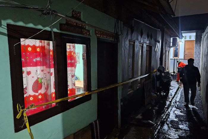 Kondisi tempat kejadian perkara (TKP) penemuan tiga jenazah di Ciputat Timur, Tangerang Selatan, Minggu (15/12/2024). 