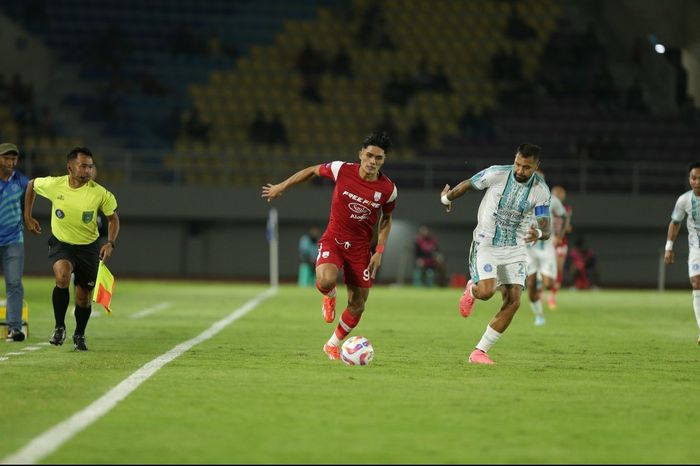 Suasana pertandingan antara Persis vs PSBS Biak pada laga pekan ke-15 di Stadion Manahan, Surakarta, Senin (16/12/2024).