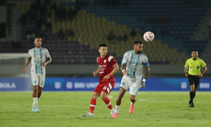 Suasana pertandingan antara Persis vs PSBS Biak pada laga pekan ke-15 di Stadion Manahan, Surakarta, Senin (16/12/2024).