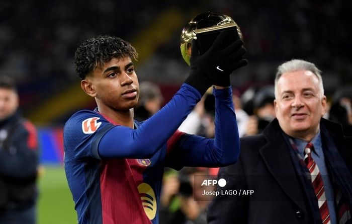 Winger muda Barcelona, Lamine Yamal, memamerkan trofi Golden Boy Award 2024 yang dimenangkannya sebelum laga kontra Leganes, Minggu (15/12/2024) atau Senin dini hari WIB.