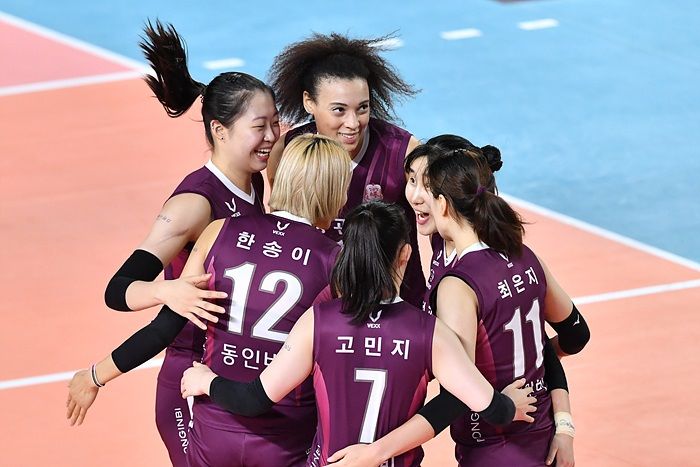 Pemain Daejeon Korea Ginseng Corp, Valentina Diouf bersama Park Eun-jin, Han Song-yi dan Yeum Hye-seon