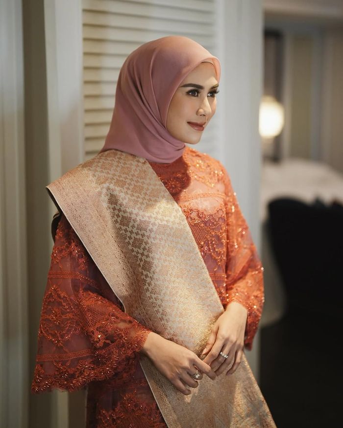 Kebaya Syahnaz Sadiqah dirancang oleh desainer Didiet Maulana.