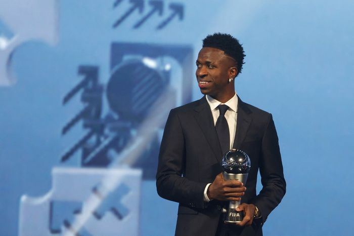 Vinicius Junior berpose dengan trofi The Best FIFA Football Awards 2024 di Doha, Qatar (17/12/2024).