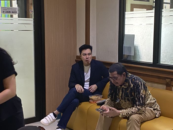 Baim Wong menghadiri sidang lanjutan perceraian di Pengadilan Agama (PA) Jakarta Selatan, Rabu (18/12/2024).