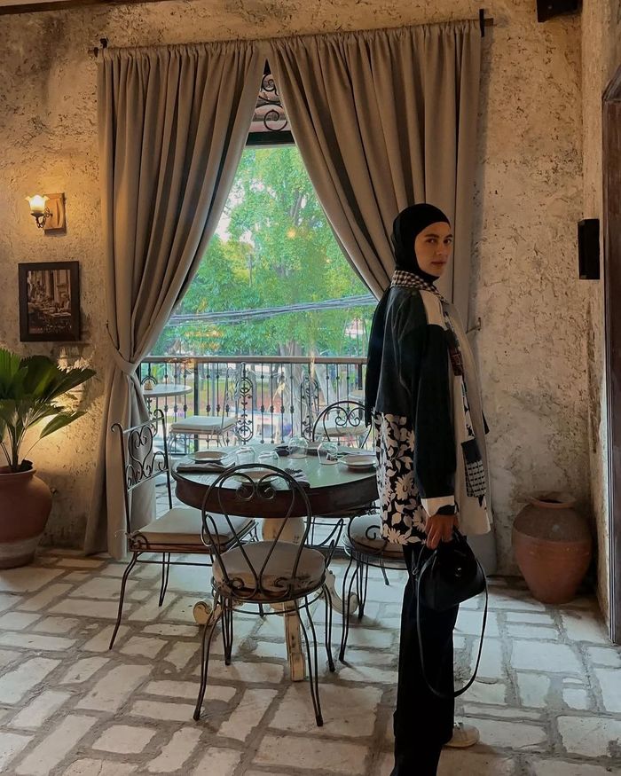 OOTD Paula Verhoeven kenakan outer biru dongker.