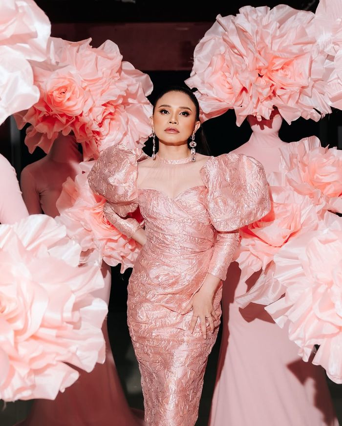 Rossa tampil mengenakan dress rancangan desainer Damien Chandra.
