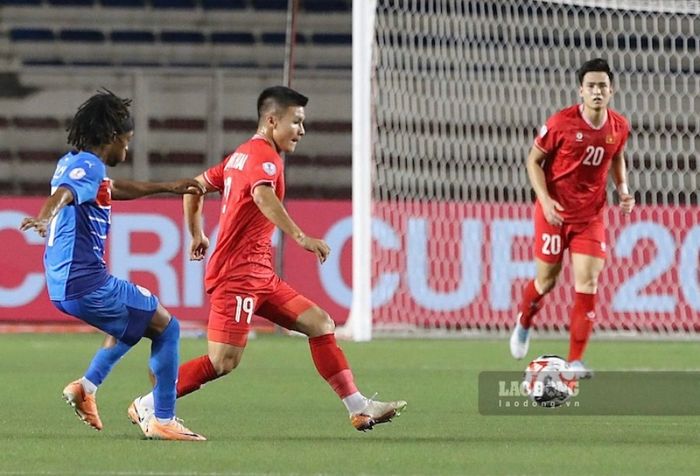 Aksi Nguyen Quang Hai (tengah) dalam pertandingan Timnas Filipina versus Timnas Vietnam di ASEAN Cup 2024.