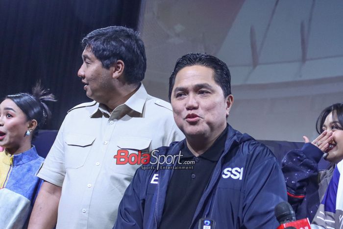 Ketua Umum PSSI, Erick Thohir, sedang memberikan keterangan kepada awak media di SCTV Tower, Senayan, Jakarta, Kamis (19/12/2024).