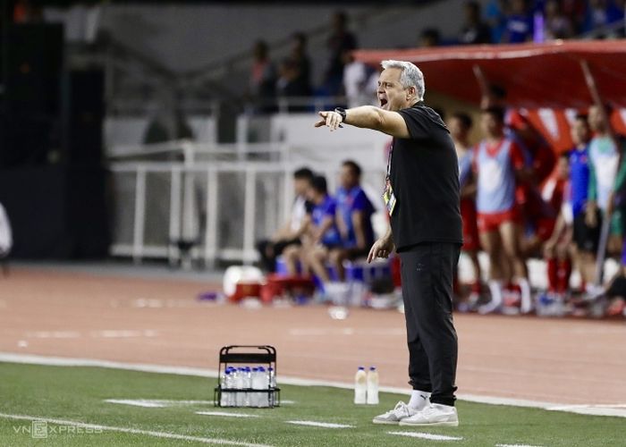 Pelatih Filipina, Albert Capellas saat memimpin anak asuhnya melawan Vietnam di Stadion Rizal Memorial, Manila pada Rabu (18/12/2024).