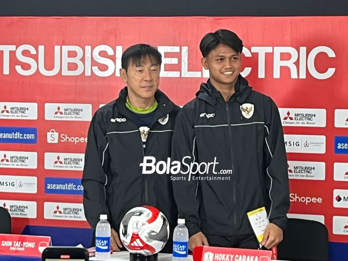 Shin Tae-yong selaku Pelatih Timnas Indonesia dan Hokky Caraka sebagai perwakilan pemain di konferensi pers sebelum laga lawan Filipina, Jumat (20/12/2024)