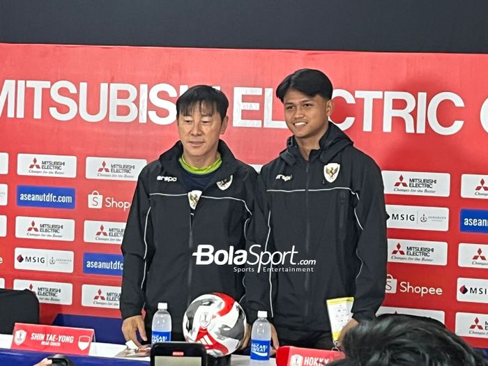 Shin Tae-yong selaku Pelatih Timnas Indonesia dan Hokky Caraka sebagai perwakilan pemain di konferensi pers sebelum laga lawan Filipina, Jumat (20/12/2024)