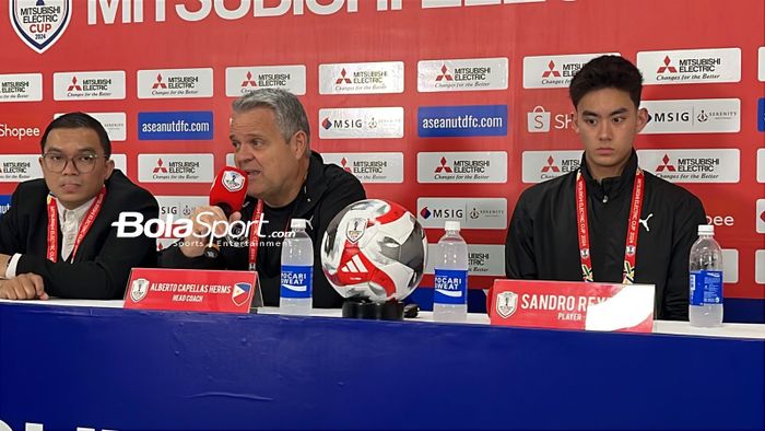 Pelatih timnas Filipina, Albert Capellas, dan pemain Sandro Reyes sebelum menghadapi Indonesia di ASEAN Cup 2024, Jumat (20/12/2024). 