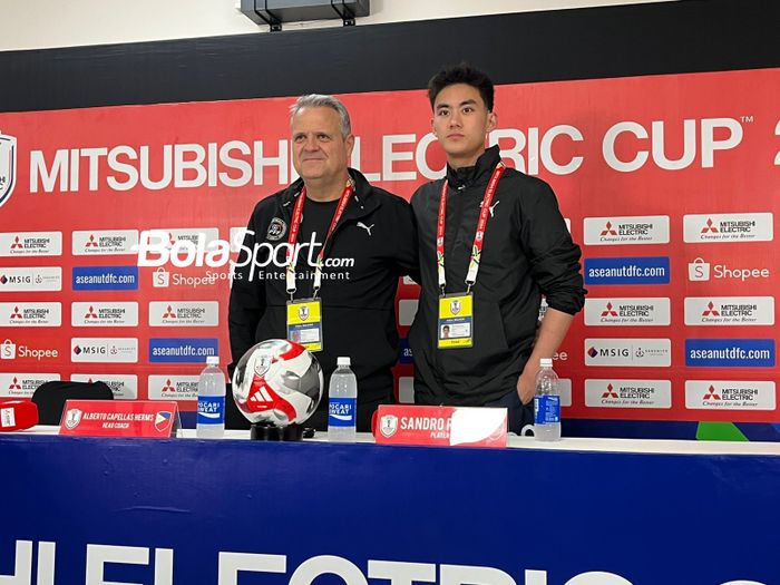 Pelatih timnas Filipina, Albert Capellas, dan pemain Sandro Reyes sebelum menghadapi Indonesia di ASEAN Cup 2024, Jumat (20/12/2024). 