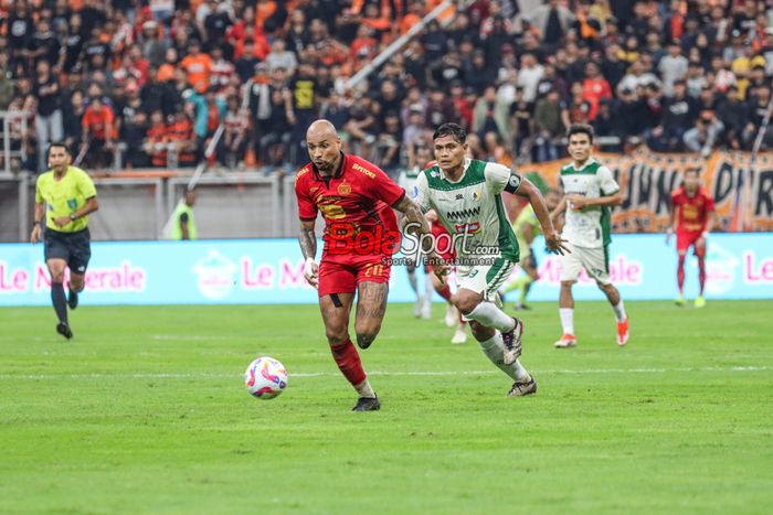 Gustavo Almeida sedang menguasai bola dalam laga pekan ke-16 Liga 1 2024 antara Persija Jakarta versus PSS Sleman di Jakarta International Stadium (JIS), Jakarta Utara, Sabtu (21/12/2024).