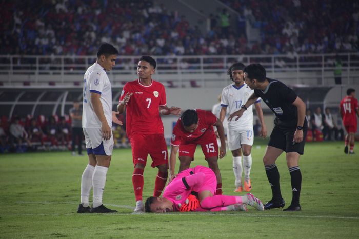 Marselino Ferdinan dan Kiper Filipina Patrick Deyto yang cedera dalam laga timnas Indonesia Vs Filipina di Stadion Manahan, Solo, dalam partai terakhir grup B ASEAN Cup 2024, Sabtu (21/12/2024).