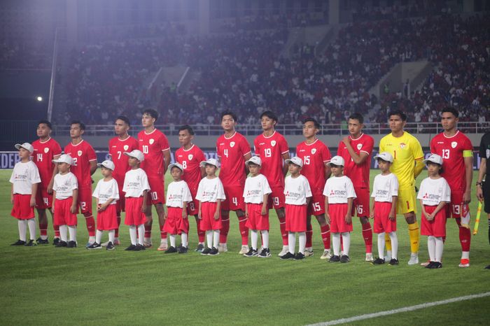 Pemain timnas Indonesia saat menyanyikan Lagu Kebangsaan, Indonesia Raya dalam laga kontra Filipina di Stadion Manahan, Solo, dalam partai terakhir grup B ASEAN Cup 2024, Sabtu (21/12/2024).