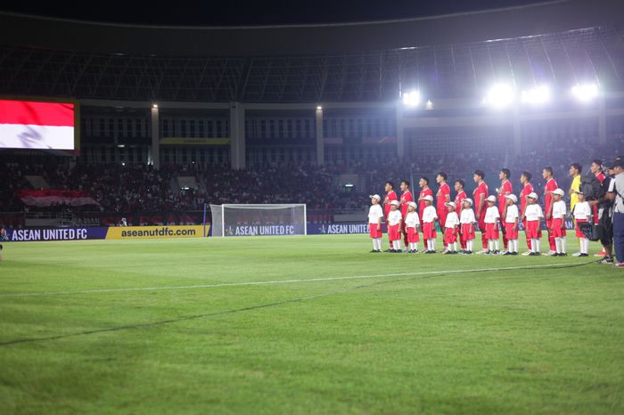 Pemain timnas Indonesia saat menyanyikan Lagu Kebangsaan, Indonesia Raya dalam laga kontra Filipina di Stadion Manahan, Solo, dalam partai terakhir grup B ASEAN Cup 2024, Sabtu (21/12/2024).