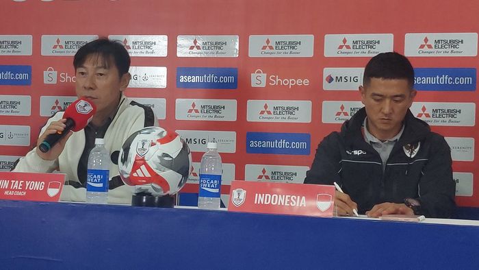 Pelatih timnas Indonesia, Shin Tae-yong, saat memberikan keterangan kepada media setelah laga melawan Filipina, Sabtu (21/12/2024).