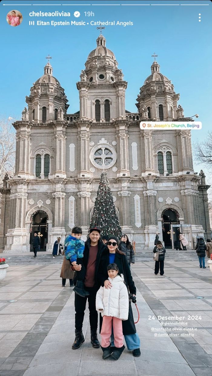 Chelsea Olivia &amp; Glenn Alinskie Merayakan Natal di luar negeri.