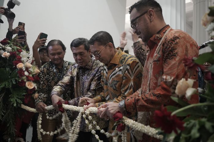 Pembukaan pameran temporer bertema 'Indonesia, The Oldest Civilization on Earth? 130 Years After Pithecanthropus erectus'. Tampak dari kanan ke kiri: Wakil Menteri Kebudayaan Giring Ganesha; Menteri Kebudayaan Fadli Zon yang meresmikan dengan peranti batu; Direktur Jenderal Pengembangan, Pemanfaatan, dan Pembinaan Kebudayaan Kementerian Kebudayaan Ahmad Mahendra; dan Penanggung Jawab Unit Museum Song Terus Albertus Nikko Suko Dwiyanto.