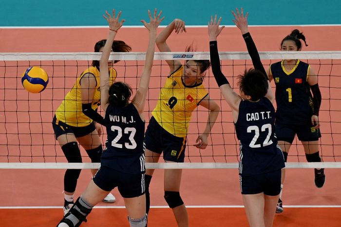 Middle blocker Vietnam, Tran Thi Bich Thuy melancarkan serangan saat melawan China pada Kejuaraan Asia 2023