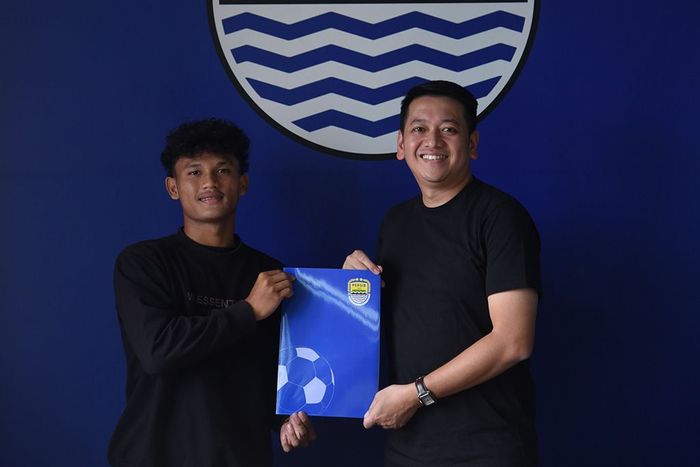 Persib Bandung mengumumkan rekrutan pertamanya untuk paruh musim 2024-2025 pada Jumat (27/12/2024), Zulkifli Lukmansyah.