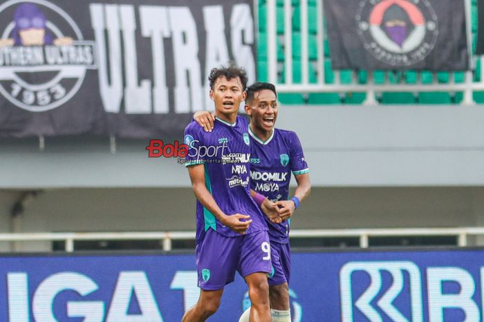 Esal Sahrul sedang melakukan selebrasi seusai mencetak gol dalam pekan ke-17 Liga 1 2024 antara Persita Tangerang versus PSM Makassar di Stadion Pakansari, Bogor, Jawa Barat, Minggu (29/12/2024).