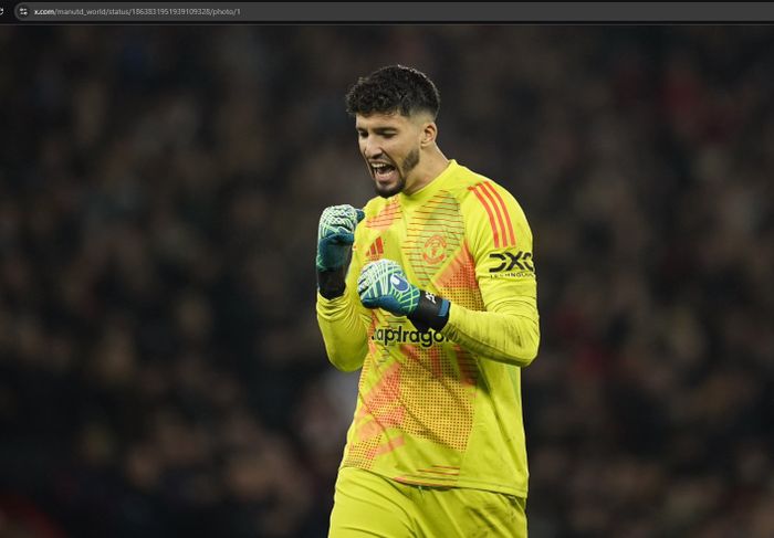 Kiper kedua Manchester United, Altay Bayindir, dinilai sama buruknya dengan Andre Onana.