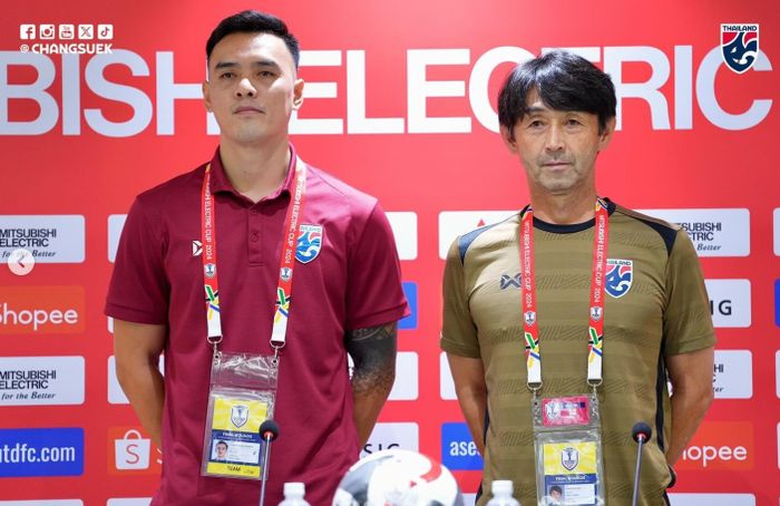 Pelatih Thailand Masatada Ishii (kanan) dan bek Chalermsak Aukkee (kiri) dalam konferensi pers jelang lawan Filipina di Semifinal ASEAN Cup 2024.