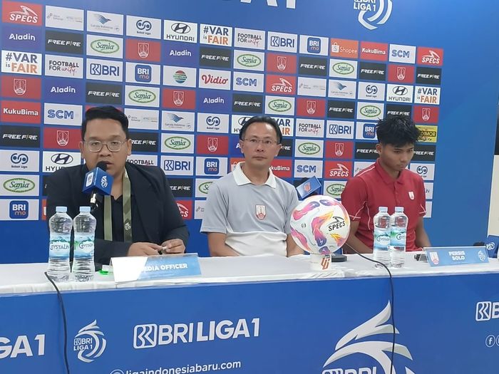 Pelatih Persis Solo, Ong Kim Swee dan perwakilan dari pemain, Arkhan Kaka pada sesi konferensi pers usai laga pekan ke-17 Liga 1 2024/2025 kontra Persib Bandung, Minggu (29/12/2024) malam WIB
