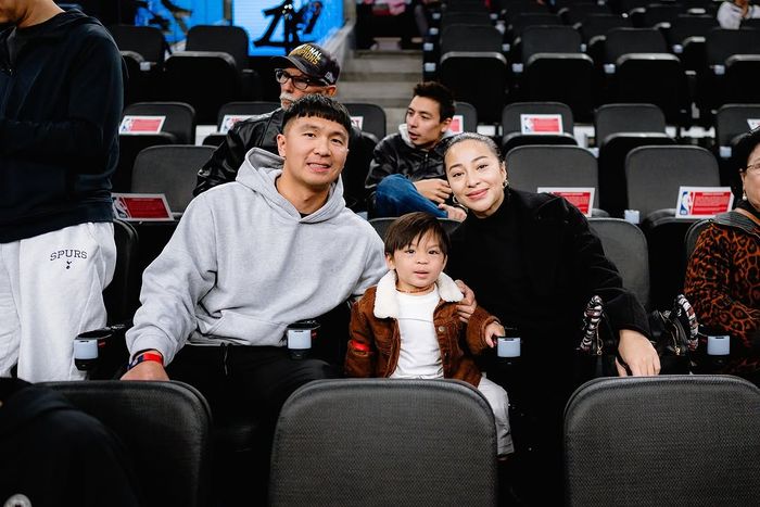 Potret keluarga kecil Nikita Willy dan Indra Priawan saat menonton NBA.