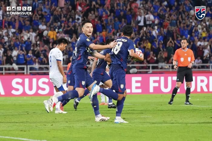 Selebrasi Peeradol Chamrasamee saat membuka keunggulan Thailand di semifinal leg kedua ASEAN Cup 2024 di Stadion Rajamangala, Bangkok, Senin (30/12/2024) malam WIB