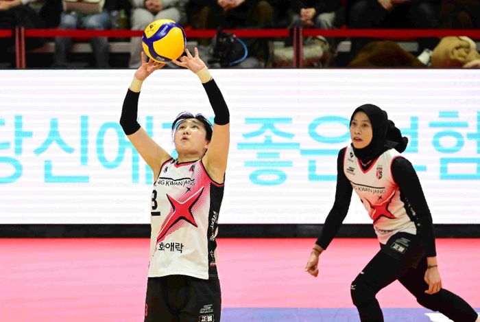 Setter Daejeon JungKwanJang Red Sparks, Yeum Hye-seon sedang memberikan umpan kepada Megawati Hangestri Pertiwi