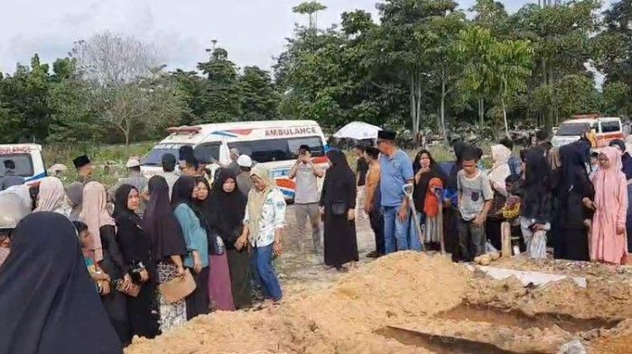 Satu keluarga yang tewas ditabrak mobil dimakamkan berdekatan di TPU Tampan, Kecamatan Tuah Madani, Kota Pekanbaru, Riau, Rabu (1/1/2025).   