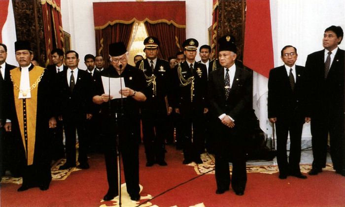 Potret Suharto saat mengundurkan diri dari jabatannya. Suharto dinobatkan oleh Transparency International sebagai presiden paling korup dalam sejarah dunia.