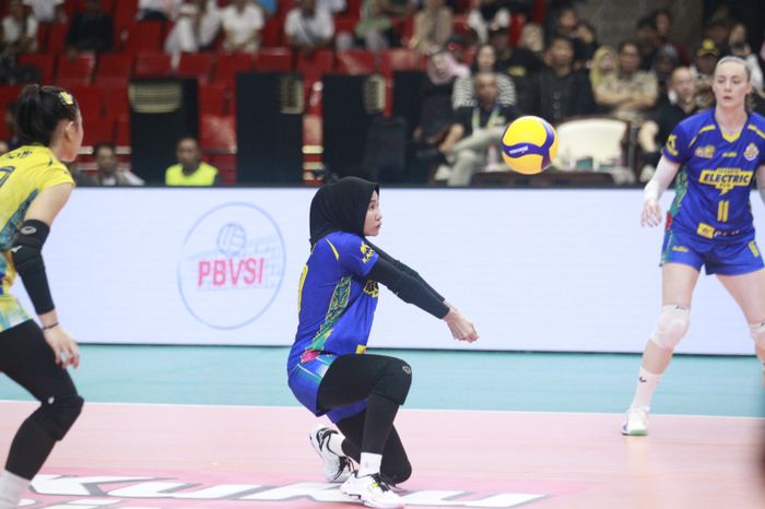 Outside hitter Jakarta Electric PLN, Ersandrina Devega Salsabila, melakukan dig saat timnya menghadapi Yogya Falcons pada Proliga 2025 di GOR Jatidiri, Semarang, Jawa Tengah, 3 Januari 2025.