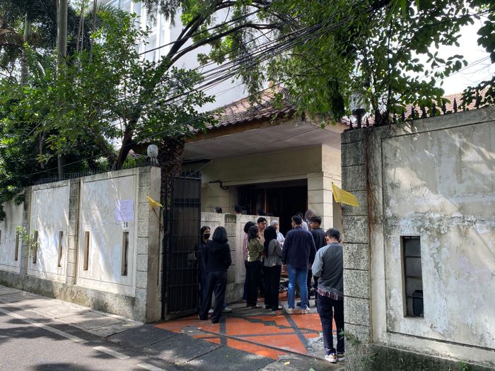 Suasana rumah duka di kediaman Baim Wong