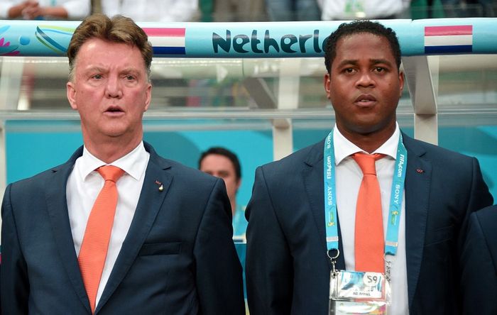 Louis van Gaal (kiri) saat menjabat pelatih timnas Belanda di Piala Dunia 2014 bersama Patrick Kluivert sebagai asistennya dalam laga melawan Kosta Rika di Salvador, Brasil (5/7/2014).