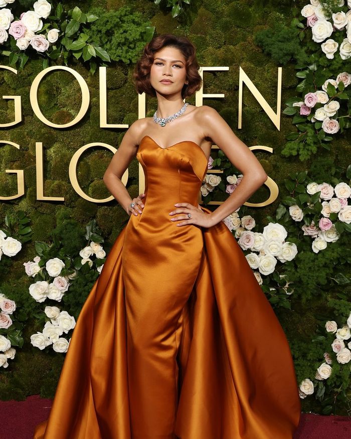 Zendaya kenakan gaun custom berwarna orange kecokelatan dari Louis Vuitton.