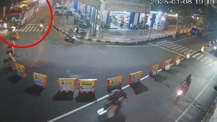 Rekaman CCTV kecelakaan maut bus pariwisata PO Sakhindra Trans karena rem blong di Kota Batu, Jawa Timur, Rabu petang, 8 Januari 2025.   
