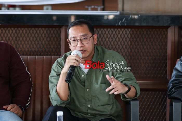 Founder Football Institute, Budi Setiawan, sedang memberikan keterangan kepada awak media di Jakarta, Jumat (10/1/2024).