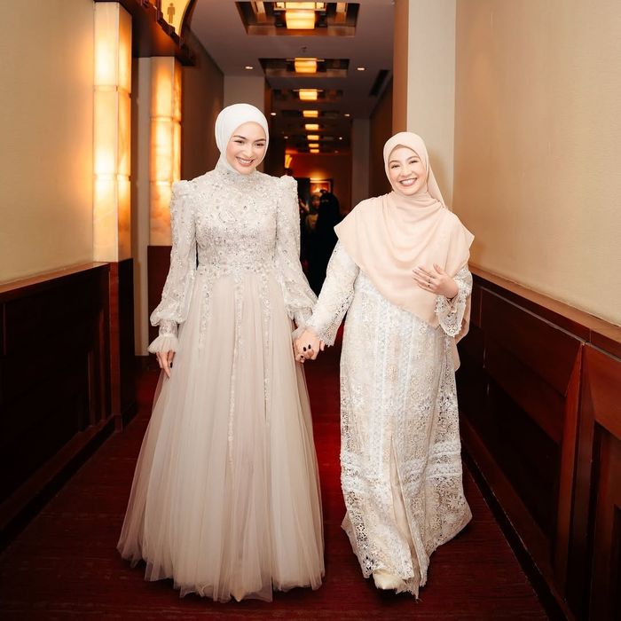 Natasha Rizky dan Citra Kirana dalam gala premiere film Keajaiban Air Mata Wanita.