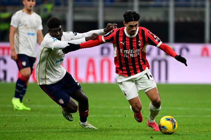 Gelandang AC Milan keturunan Indonesia, Tijjani Reijnders (kanan), berebut bola dengan Michel Adopo dalam duel melawan Cagliari pada lanjutan Liga Italia di San Siro (11/1/2025).