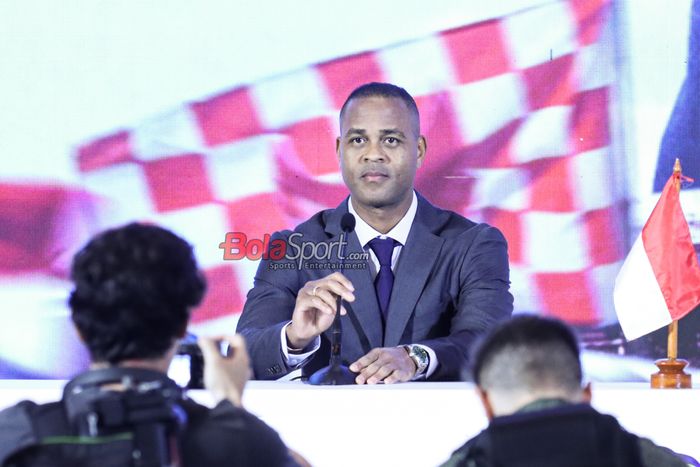 Pelatih baru timnas Indonesia, Patrick Kluivert saat diperkenalkan ke publik saat konferensi pers di Hotel Mulia, Jakarta pada Minggu (12/1/2025).