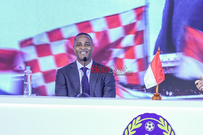 Pelatih baru timnas Indonesia, Patrick Kluivert, sedang memberikan keterangan kepada awak media di Hotel Mulia, Jakarta pada Minggu (12/1/2025).