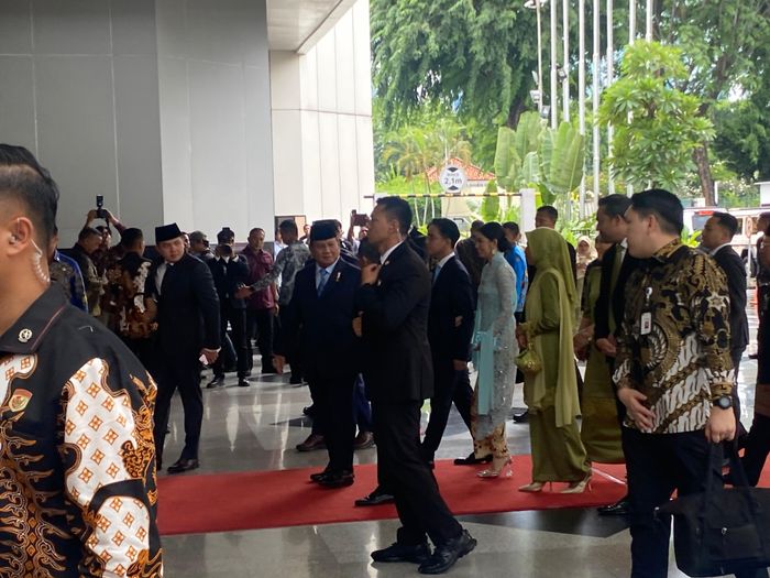 Presiden Prabowo Subianto saat tiba di Jakarta Convention Center, kawasan Gelora Bung Karno, Jakarta Pusat, Minggu (12/1/2025).