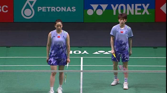 Ganda putri China, Jia Yi Fan/Zhang Shu Xian saat berlaga pada final Malaysia Open 2025 di Axiata Arena, Kuala Lumpur, Malaysia, Minggu (12/1/2025).