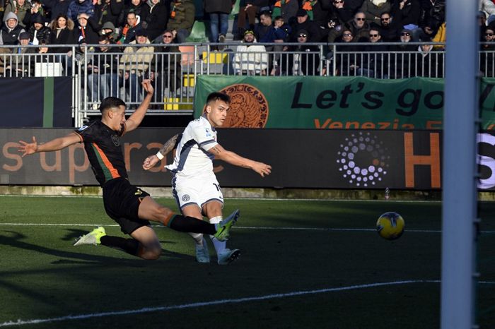 Bek timnas Indonesia, Jay Idzes, menghalangi tembakan Lautaro Martinez dalam duel Venezia vs Inter Milan pada lanjutan Liga Italia di Pier Luigi Penzo Stadium (12/1/2025).